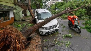 Cyclone Arnab Batters India’s Andhra Pradesh Coast, Killing at Least Five and Displacing Thousands