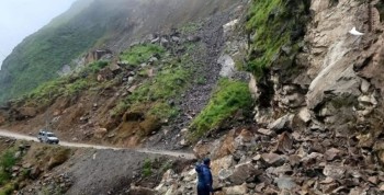 Landslide Blocks Beni–Jomsom–Korala Road, Disrupting Travel to Mustang and Muktinath